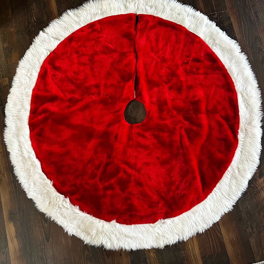 Red and White Holiday Tree Skirt